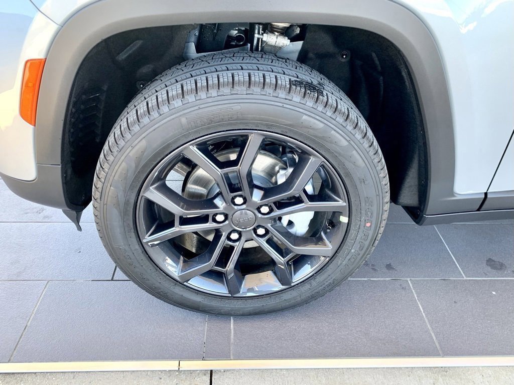 Used 2025 Jeep Grand Cherokee Limited image 11