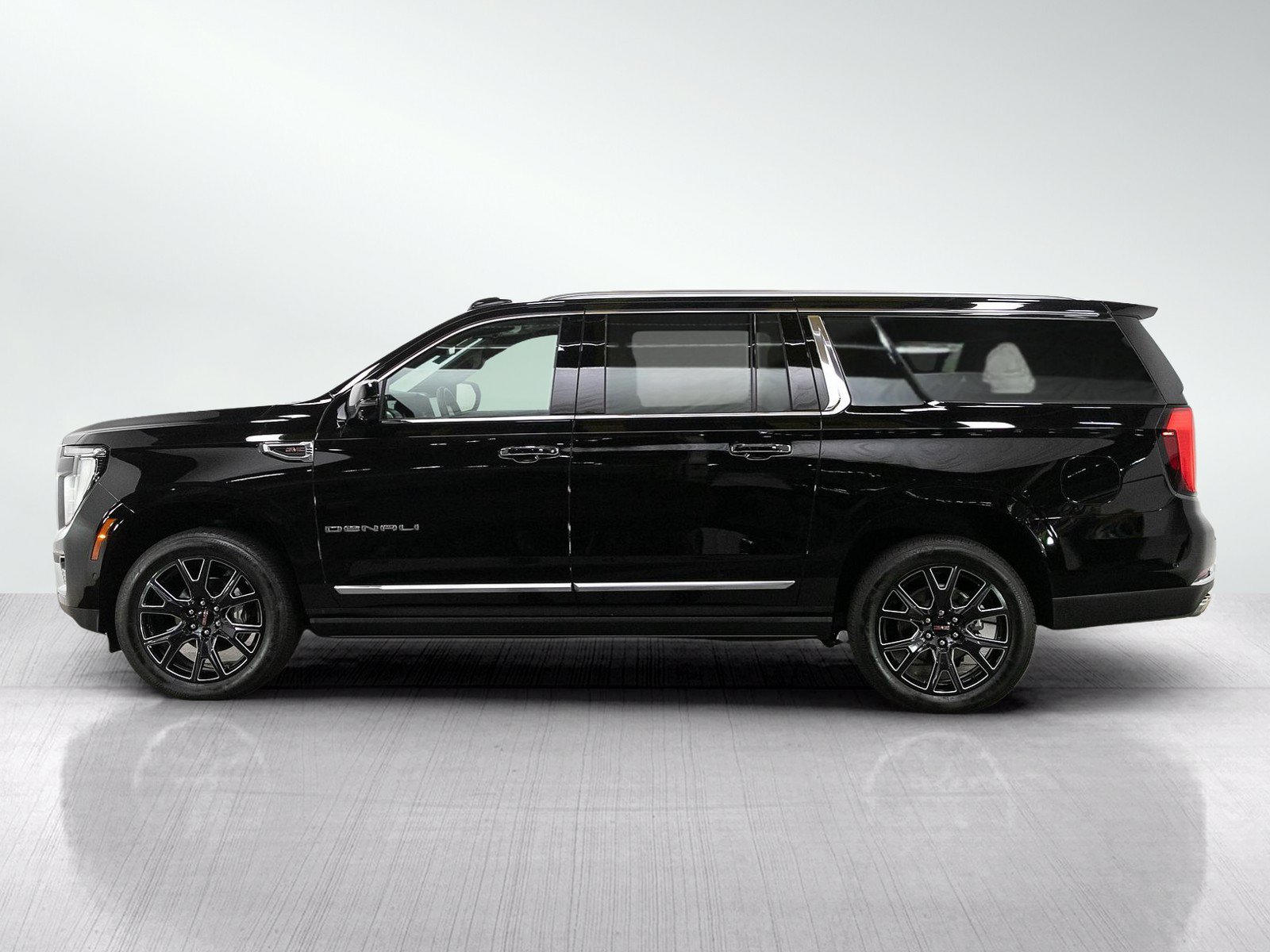 Used 2025 GMC Yukon XL Denali w/ Sun & Power Step Package AWD/4WD image 2