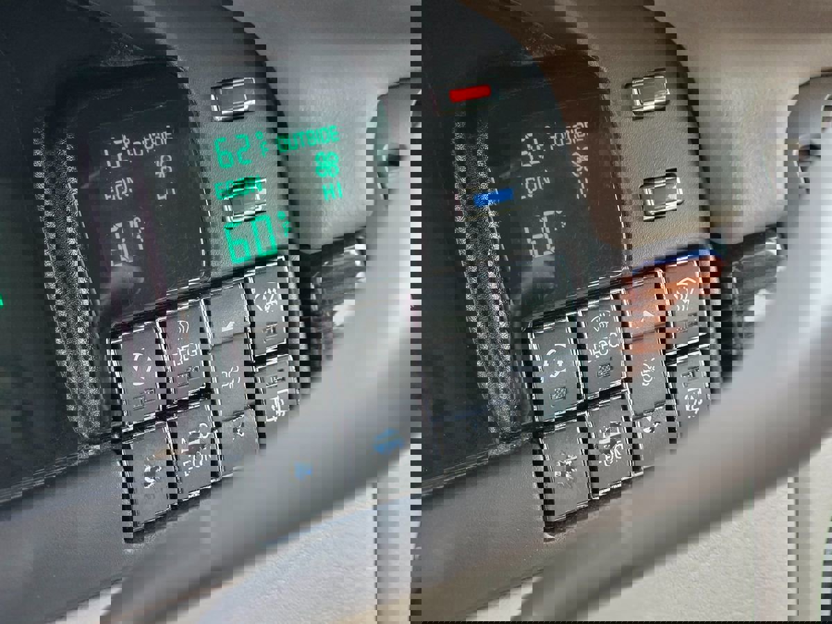 Used 1997 Cadillac De Ville D'Elegance w/ Safety/Security Pkg image 31