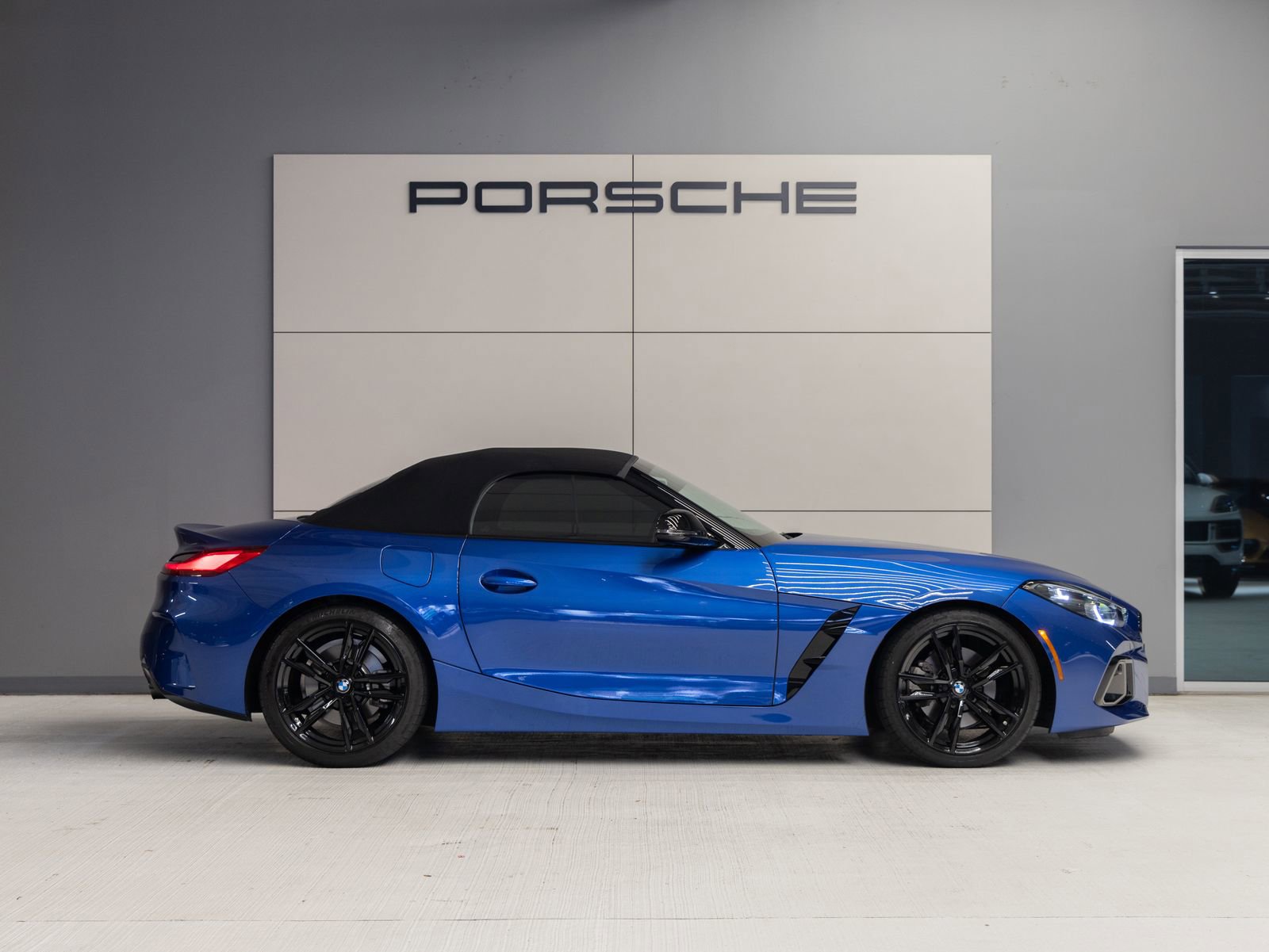 Used 2023 BMW Z4 sDrive30i w/ Shadowloine Package image 8