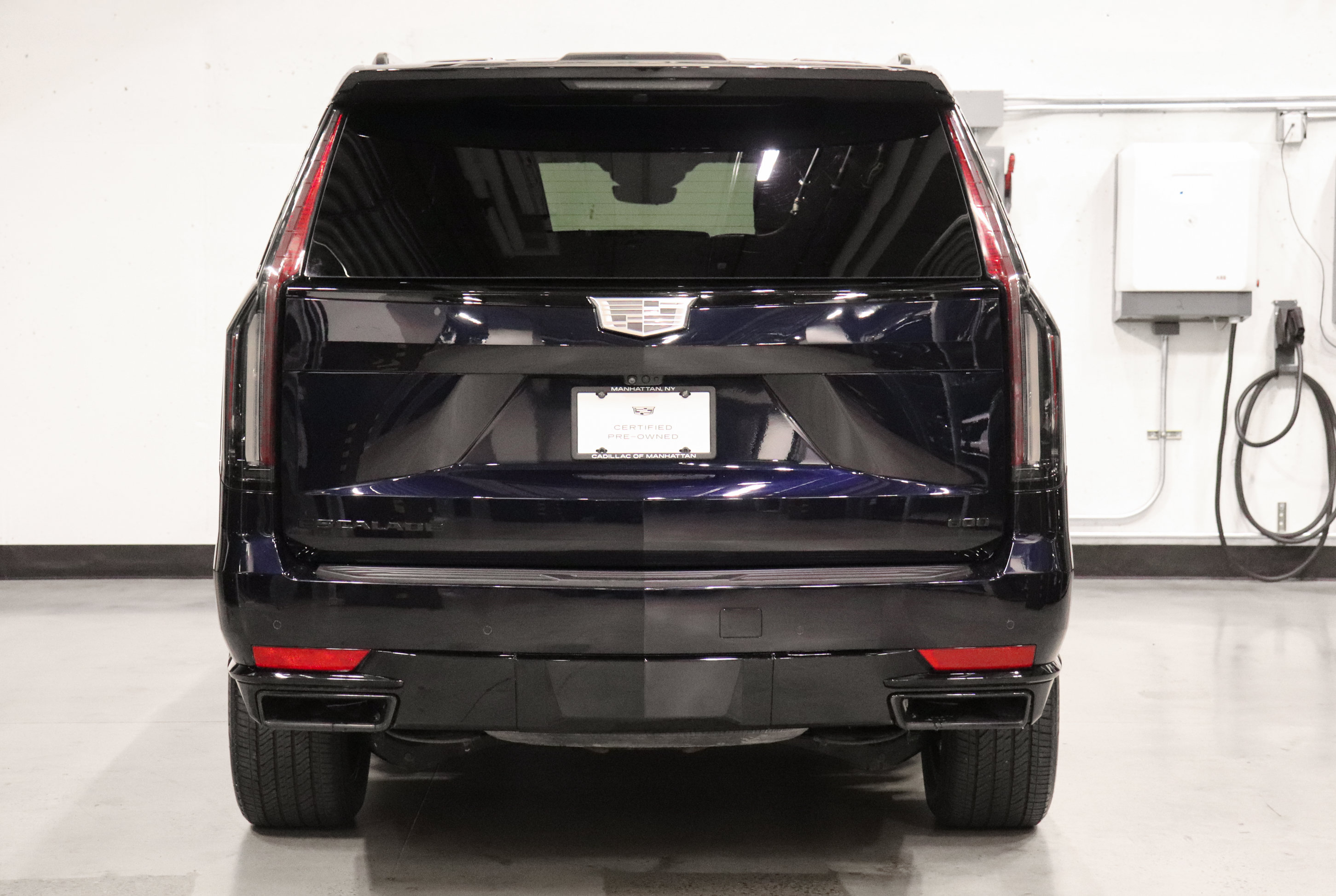 Used 2023 Cadillac Escalade ESV Sport w/ LPO, ONYX Package AWD/4WD image 4