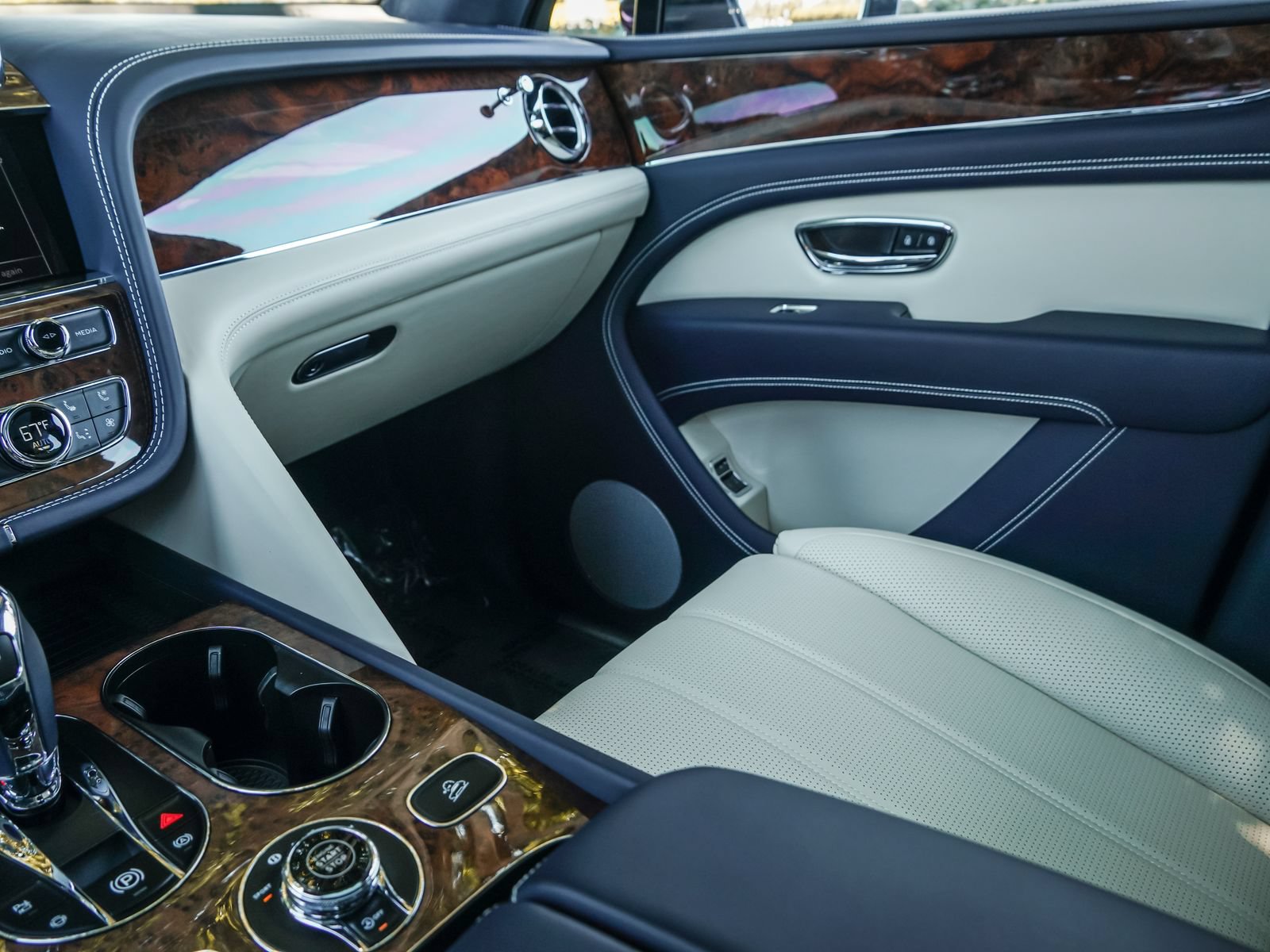 Used 2024 Bentley Bentayga AWD/4WD image 17