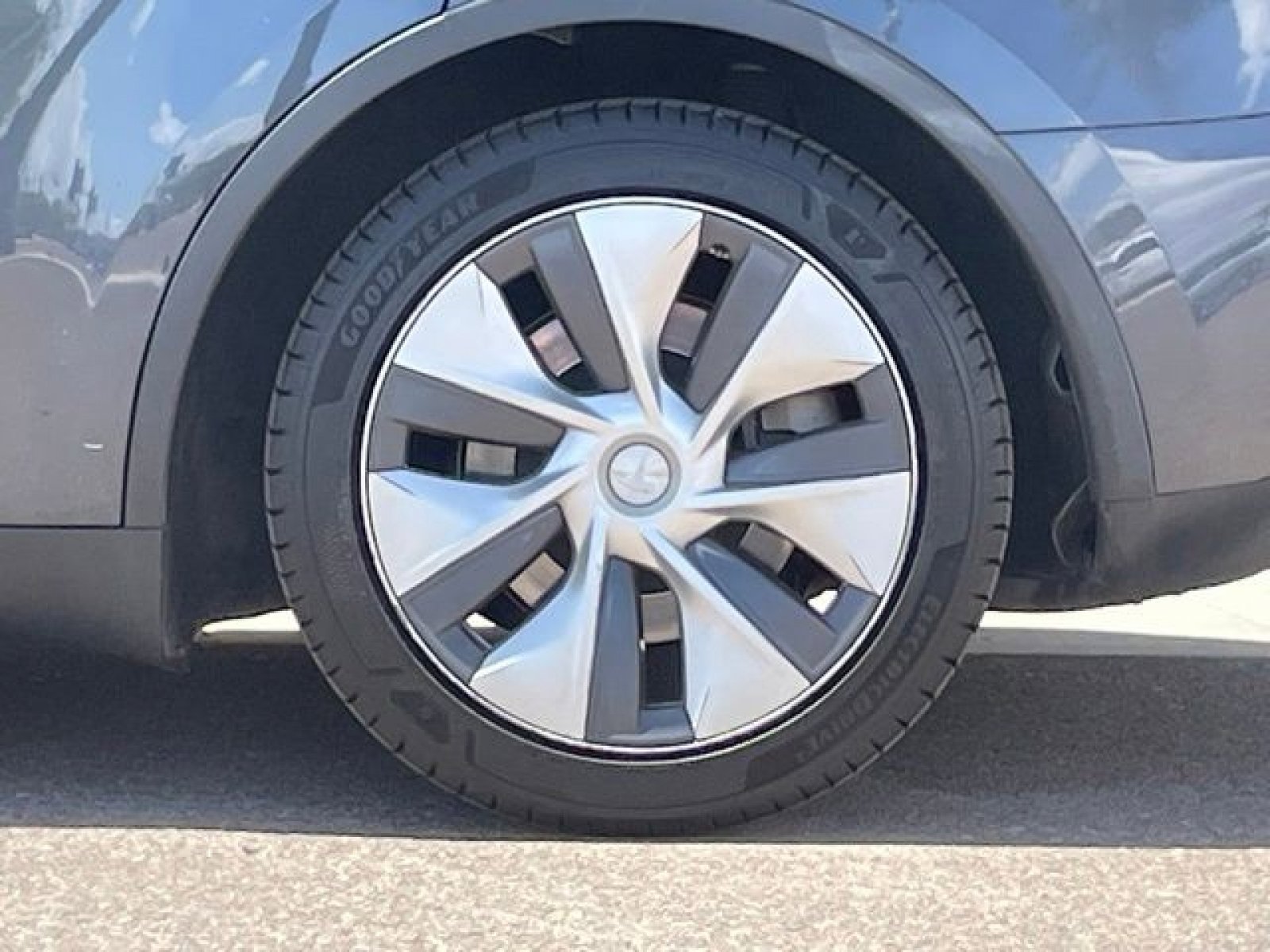 Used 2024 Tesla Model Y Long Range AWD/4WD image 18