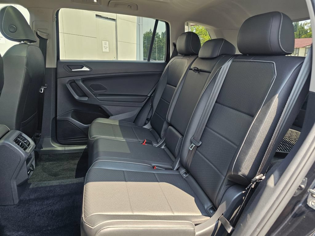 Used 2021 Volkswagen Tiguan SE w/ Panoramic Sunroof Package AWD/4WD image 16