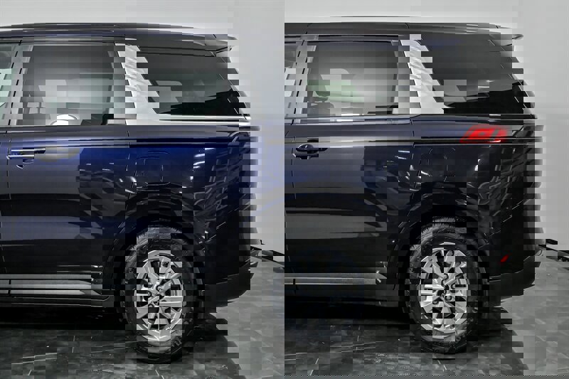 Used 2023 Kia Carnival LX image 7