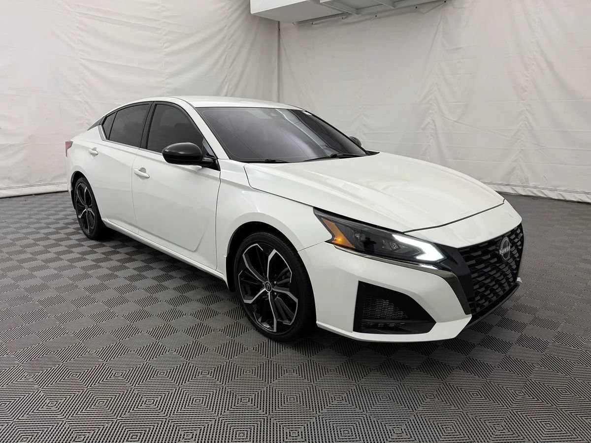 Used 2023 Nissan Altima 2.5 SR FWD image 4