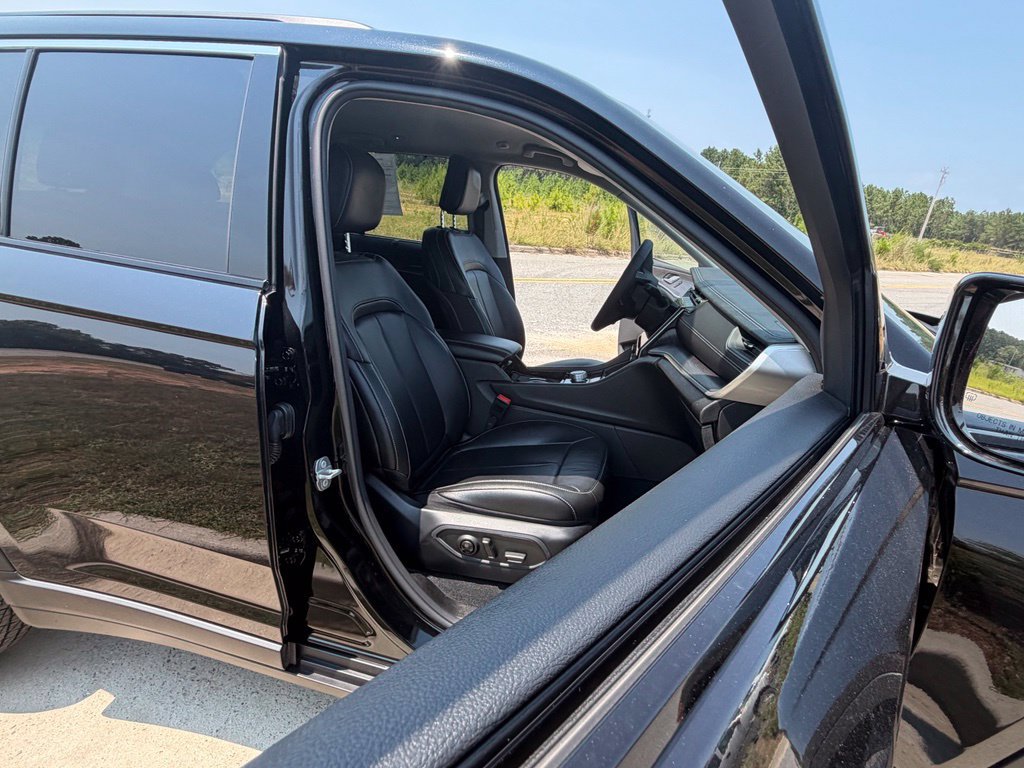 Used 2023 Jeep Grand Cherokee Limited w/ Luxury Tech Group II AWD/4WD image 43