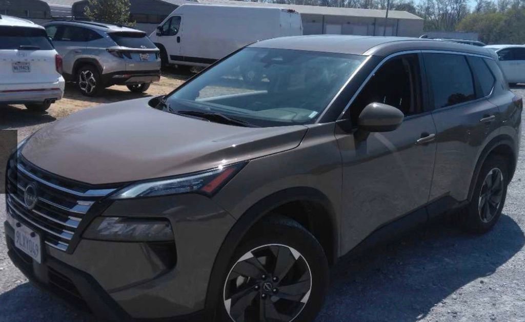 Used 2024 Nissan Rogue SV image 1