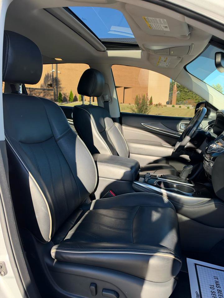 Used 2023 Nissan Maxima SR w/ Sport Mat Group FWD image 9