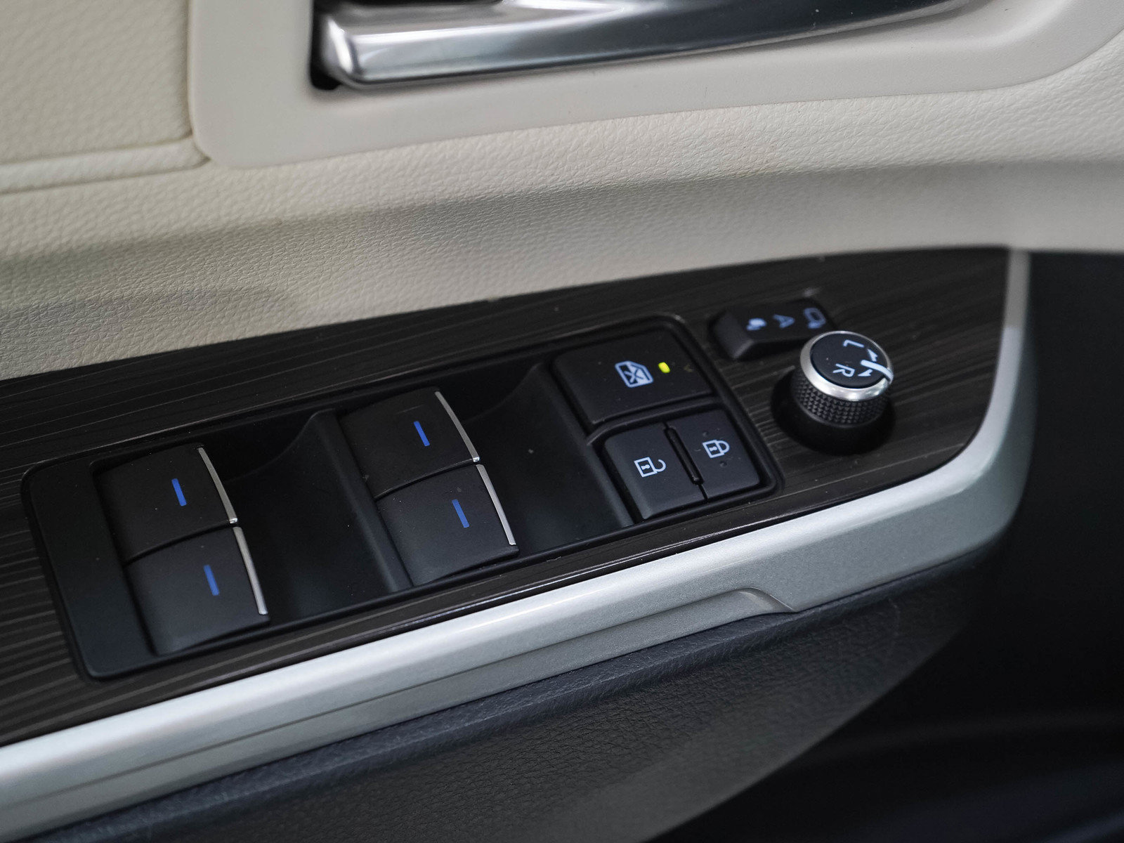 Used 2021 Toyota Sienna Platinum AWD/4WD image 24