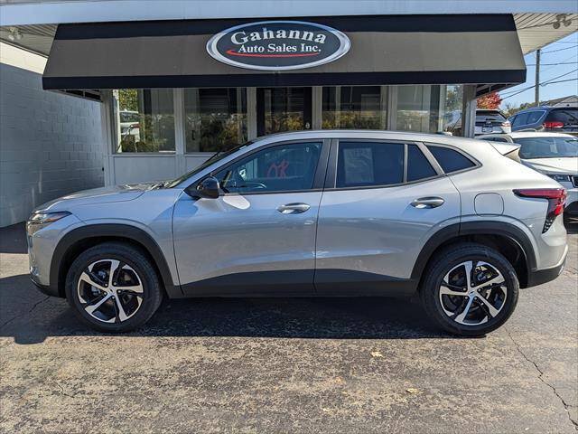 Used 2024 Chevrolet Trax RS FWD image 2