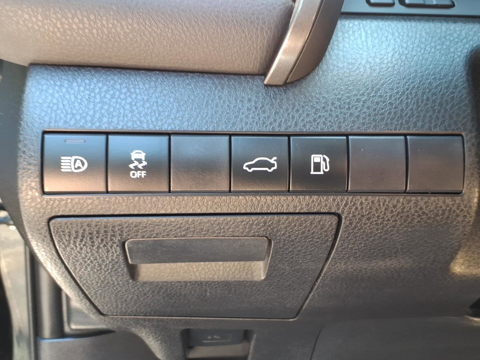 Used 2018 Toyota Camry XSE FWD image 21