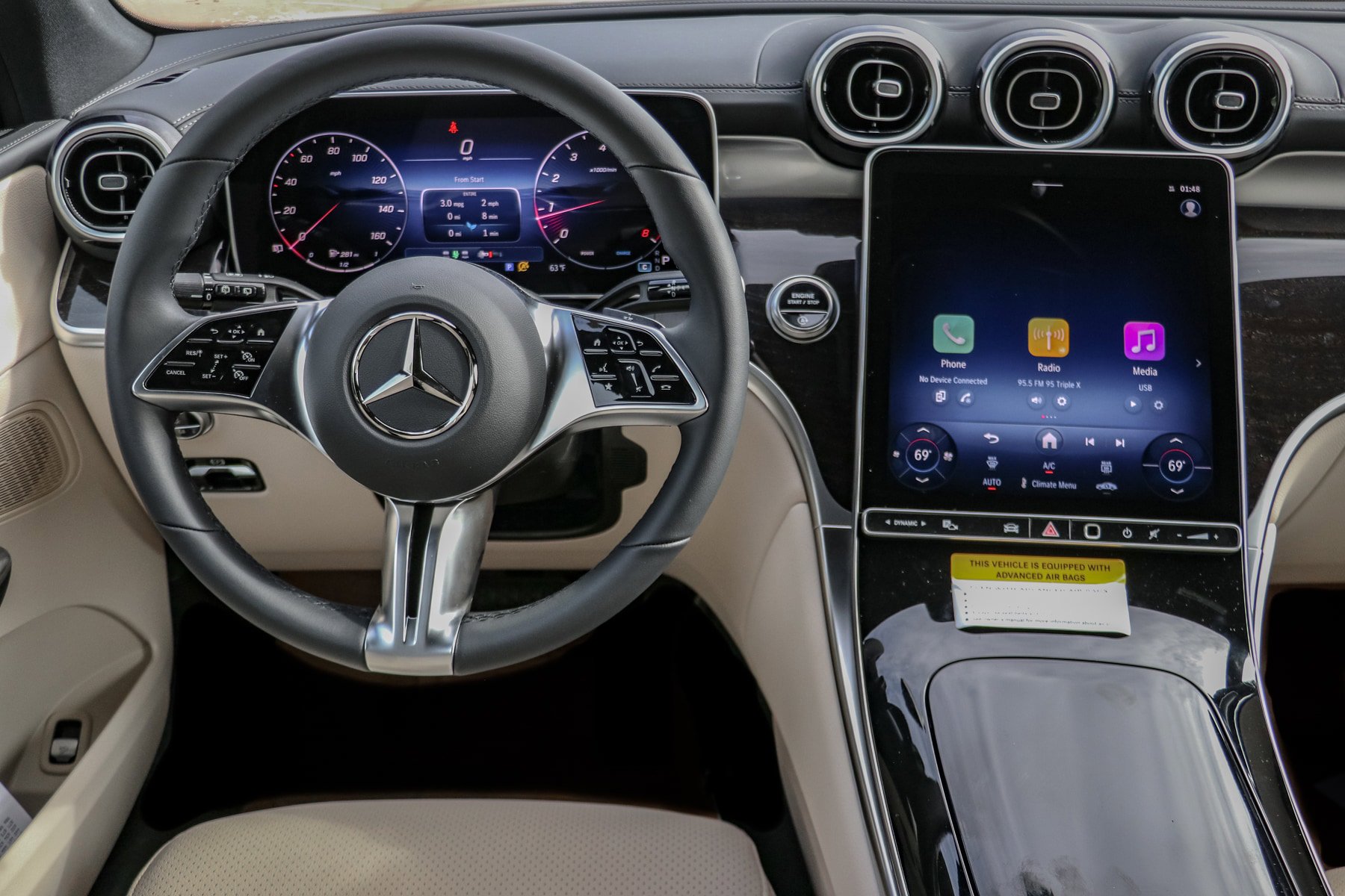 Used 2025 Mercedes-Benz GLC 300 4MATIC image 11