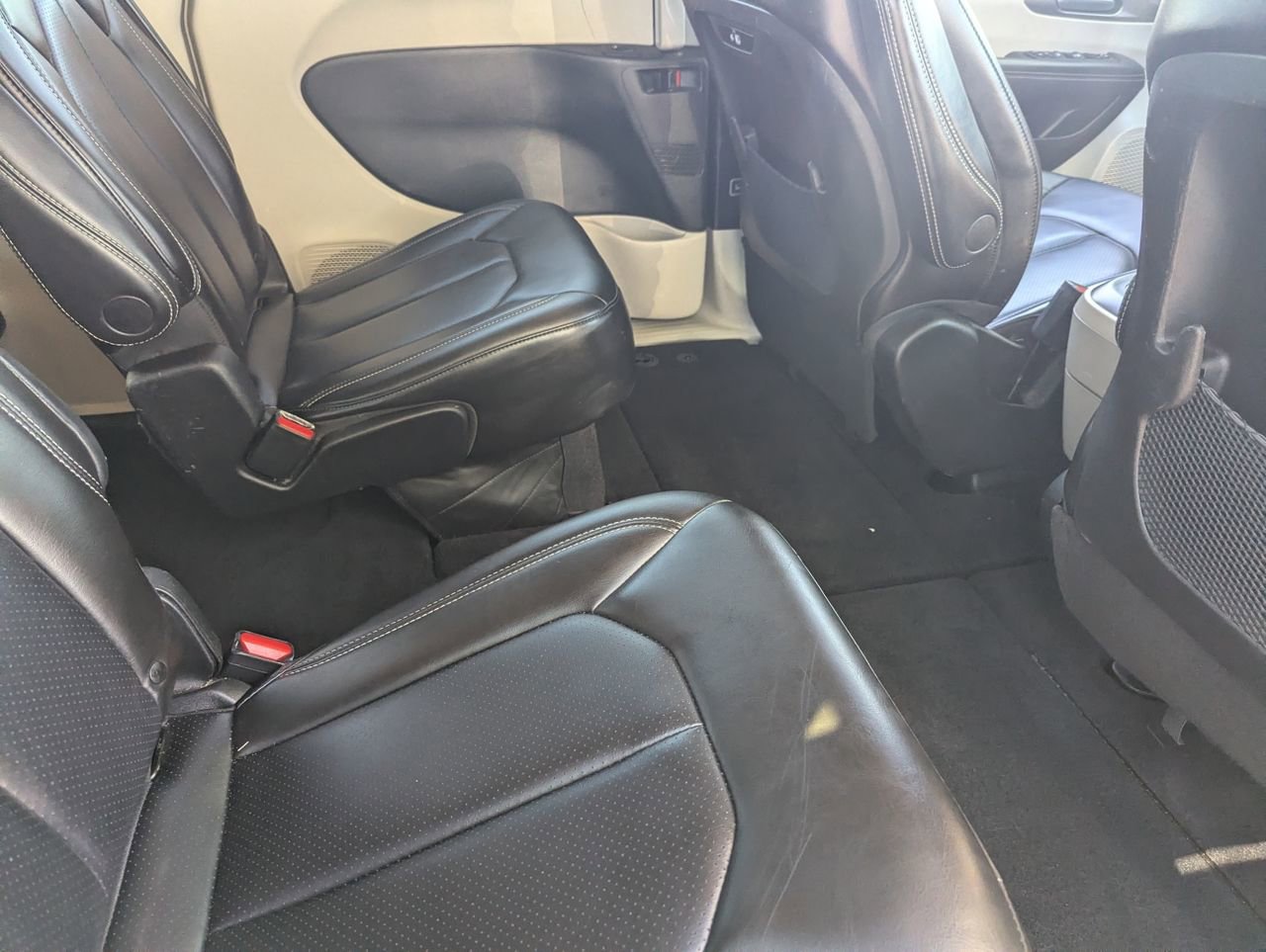 Used 2023 Chrysler Pacifica Touring-L FWD image 12