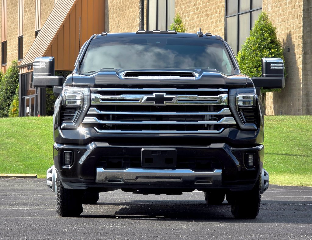 Used 2025 Chevrolet Silverado 3500 High Country w/ High Country Premium Package AWD/4WD image 3