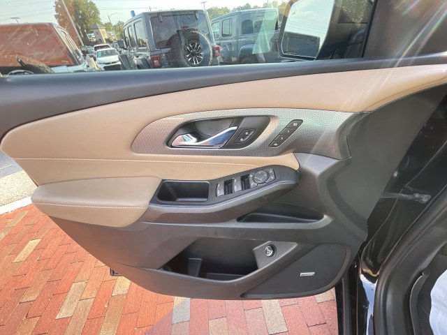Used 2023 Chevrolet Traverse Premier FWD image 10