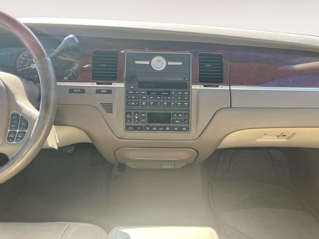Used 2003 Lincoln Town Car Signature image 11