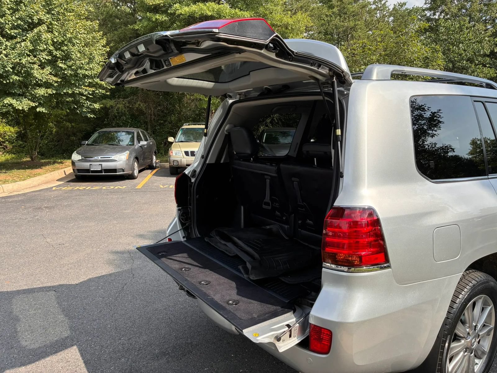 Used 2011 Lexus LX 570 4WD w/ Luxury Pkg image 50