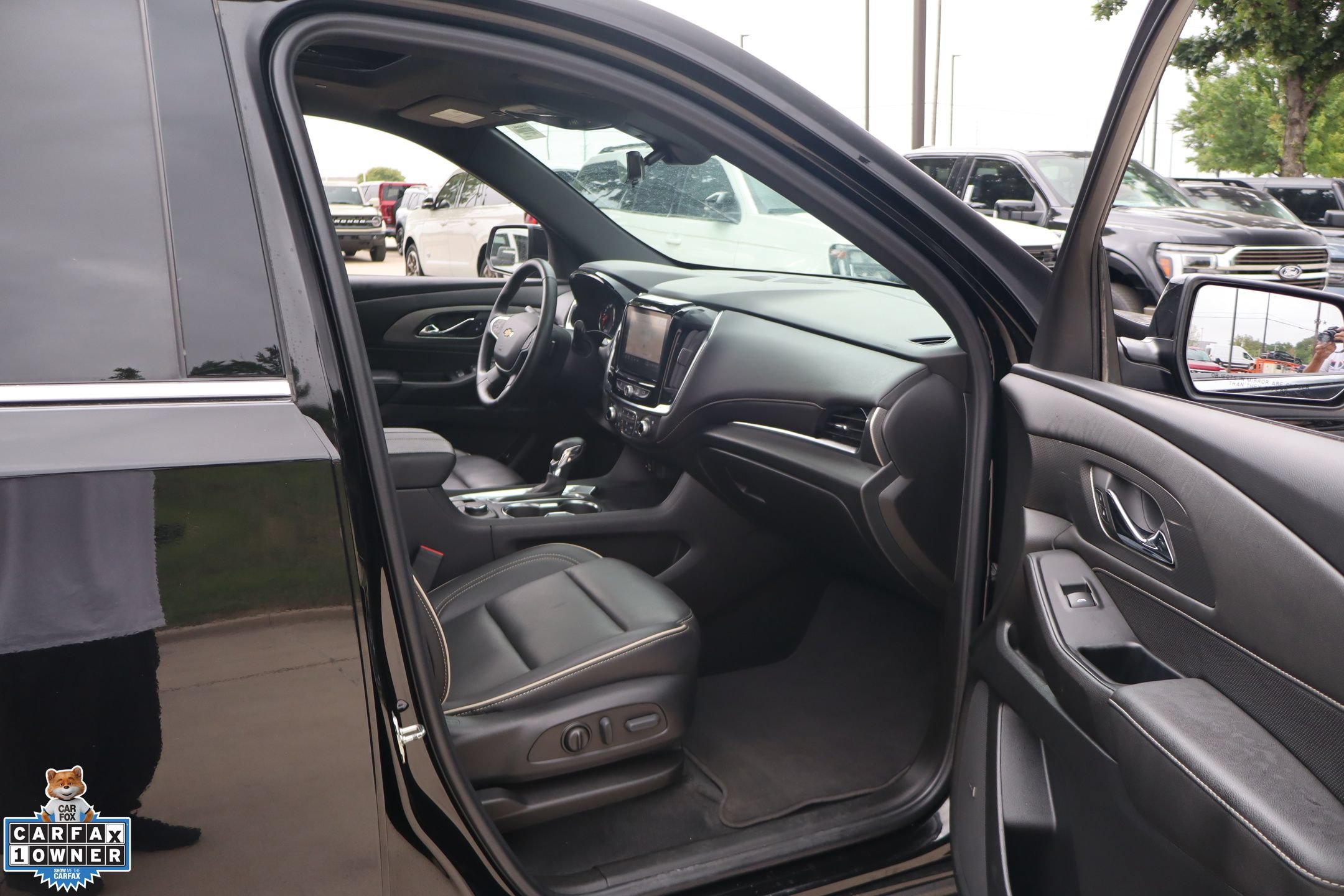 Used 2023 Chevrolet Traverse Premier FWD image 32