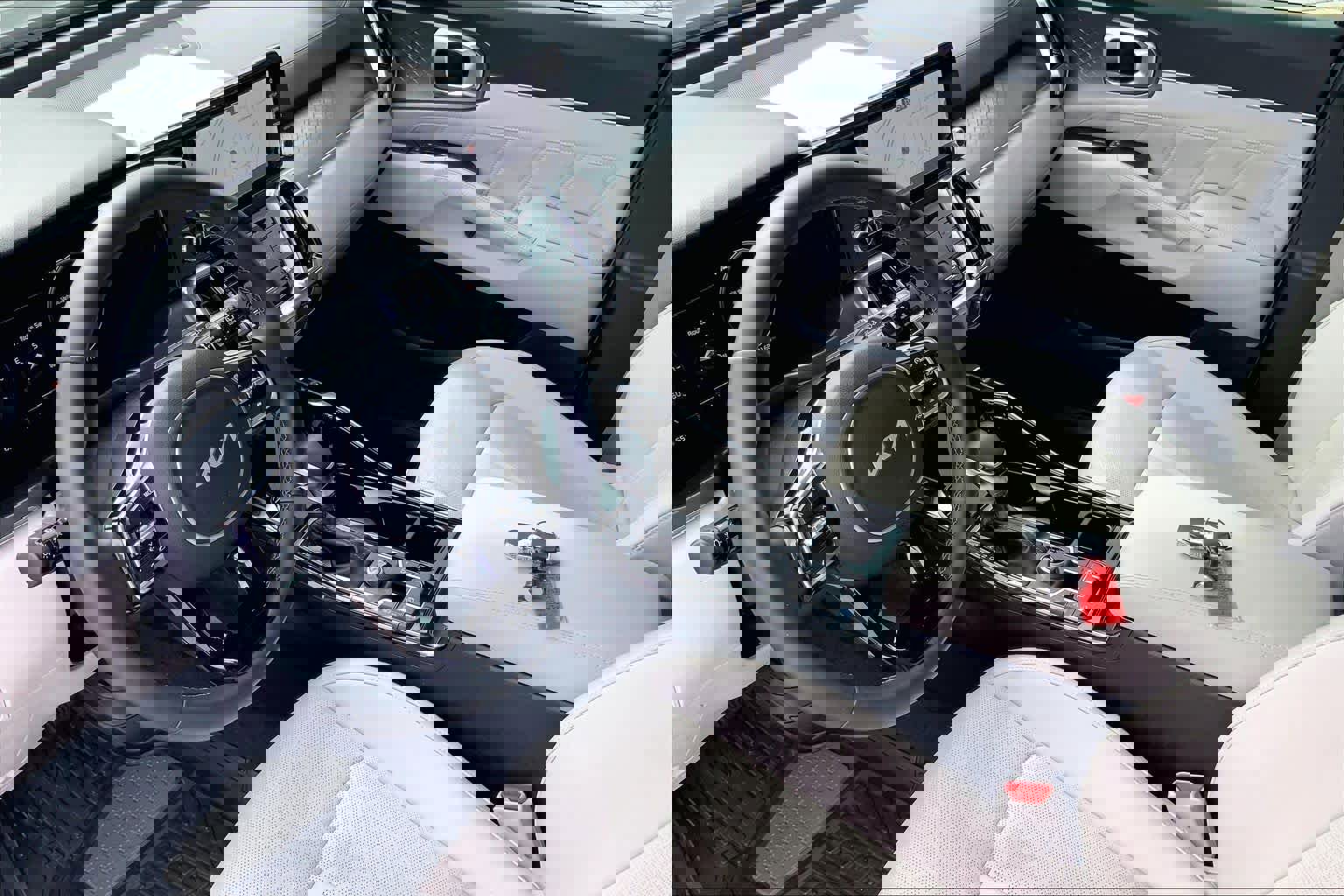 Used 2023 Kia Sorento SX image 16