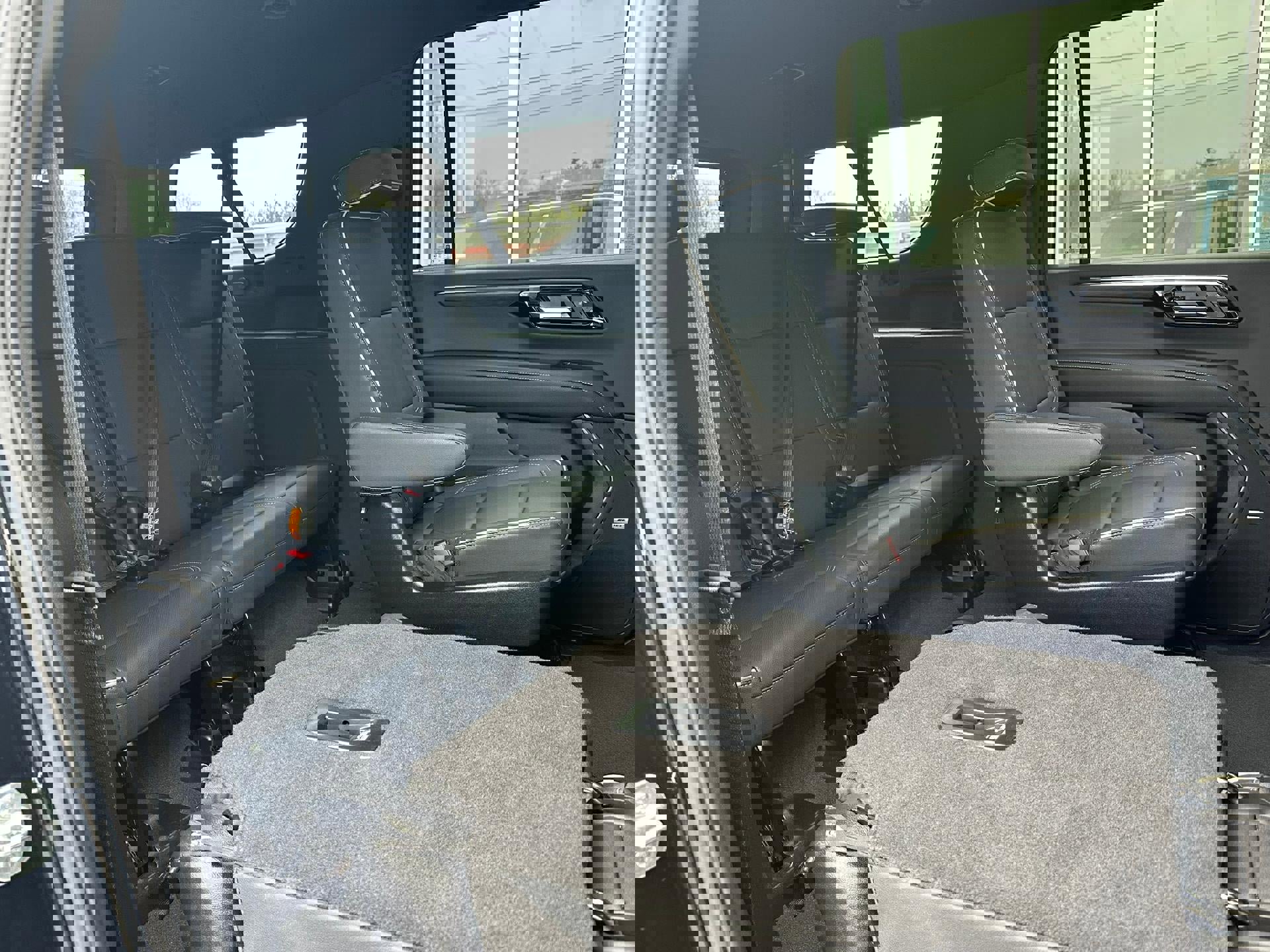 Certified 2025 Chevrolet Suburban Premier image 40