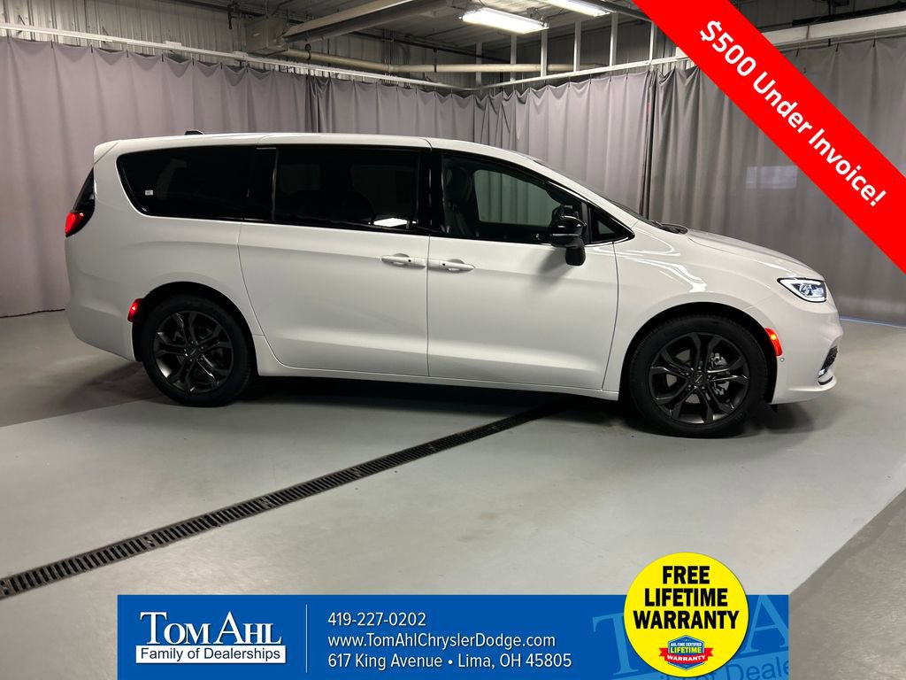 New 2026 Chrysler Pacifica Select image 8