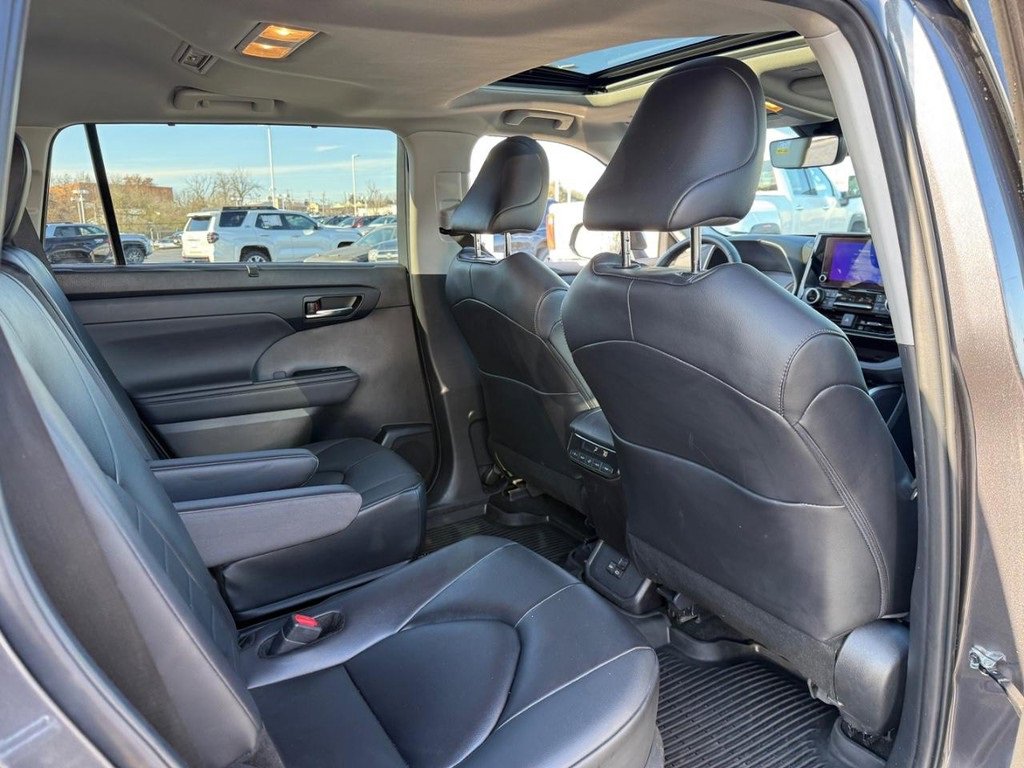 Certified 2024 Toyota Highlander XLE image 13