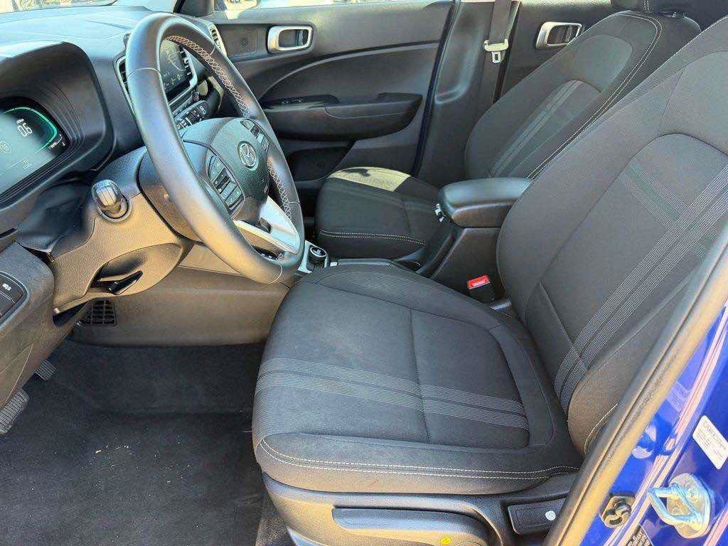 Used 2025 Hyundai Venue SEL FWD image 6