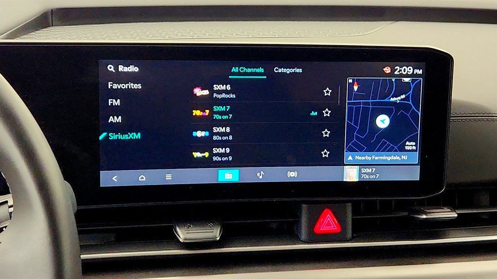 Used 2025 Kia Carnival SX w/ SX Dark Edition Package FWD image 14