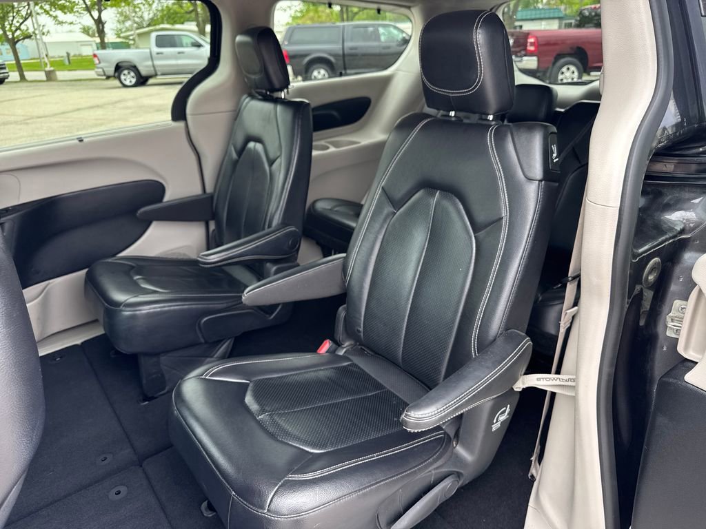 Used 2022 Chrysler Pacifica Touring-L FWD image 26