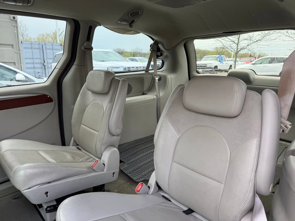 Used 2007 Chrysler Town & Country Limited FWD image 27