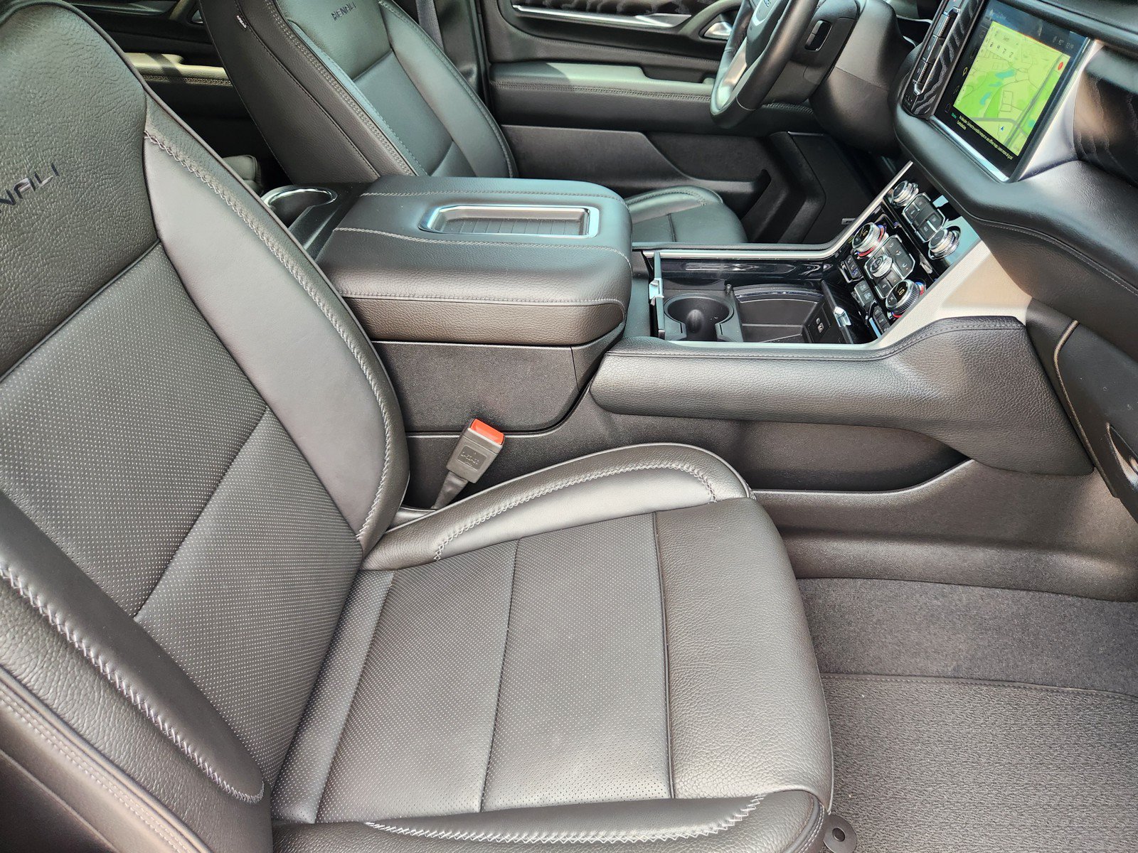 Used 2024 GMC Yukon Denali w/ Advanced Technology Package AWD/4WD image 11