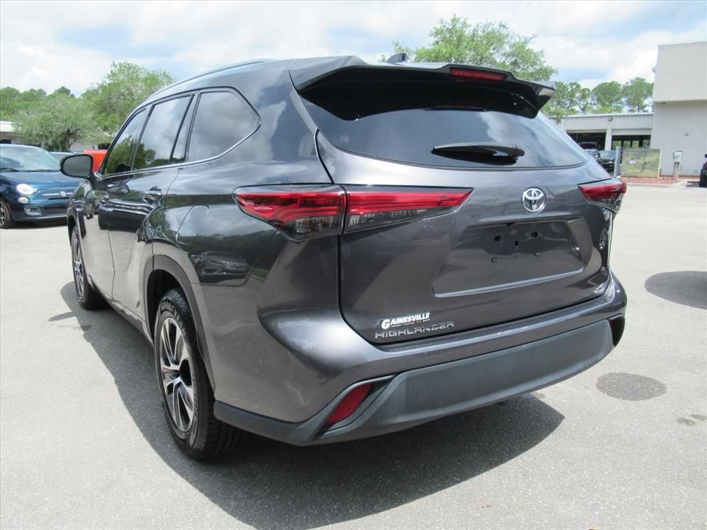 Used 2022 Toyota Highlander XLE FWD image 5