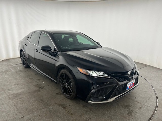 Used 2021 Toyota Camry XSE FWD image 3