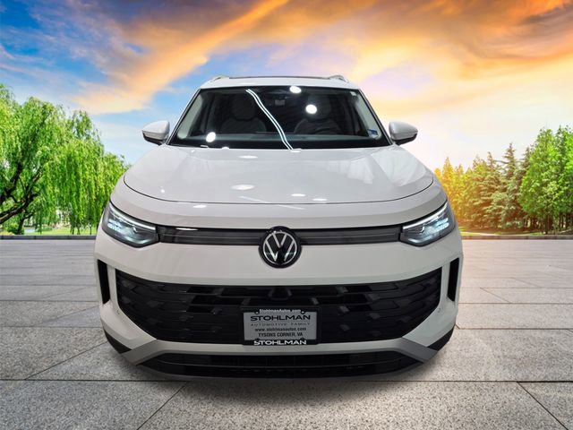 Certified 2025 Volkswagen Tiguan SE image 9