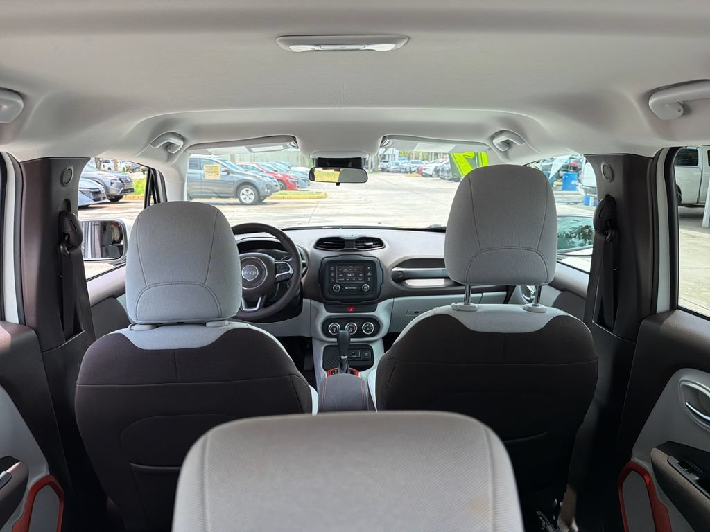 Used 2017 Jeep Renegade Latitude FWD image 32