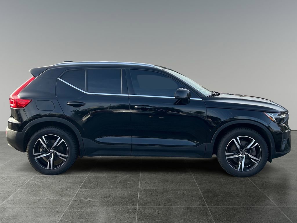 Used 2023 Volvo XC40 B5 Plus image 8