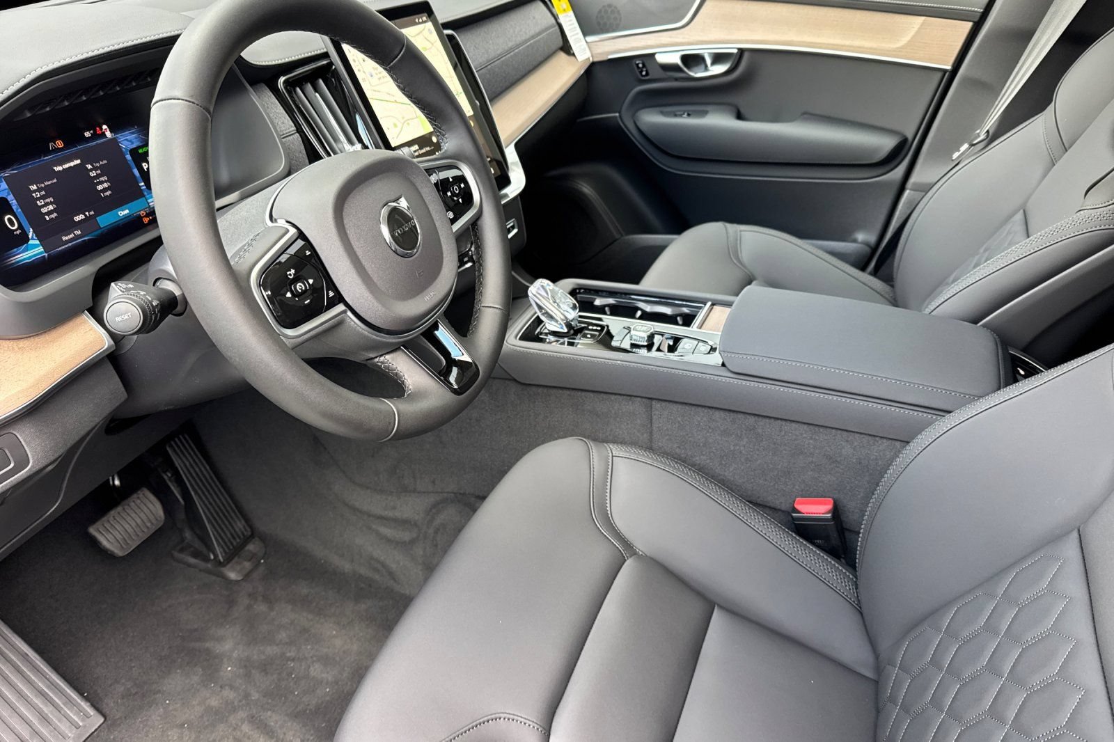 New 2026 Volvo XC90 T8 Plus w/ Protection Package AWD/4WD image 9