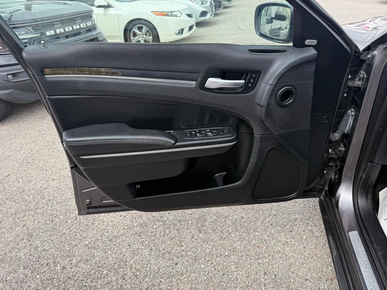 Used 2016 Chrysler 300 C image 11