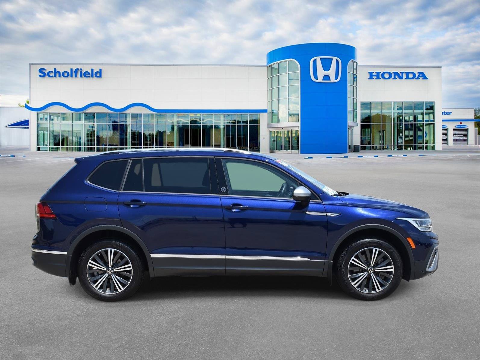 Used 2024 Volkswagen Tiguan Wolfsburg Edition AWD/4WD image 2
