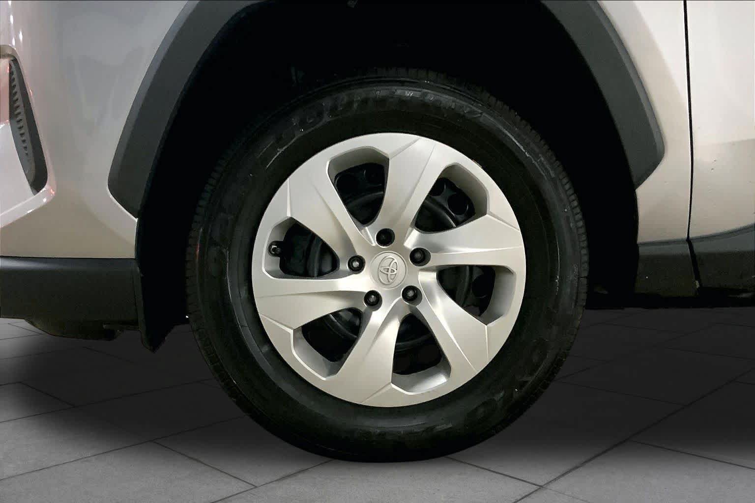 Used 2023 Toyota RAV4 LE AWD/4WD image 11