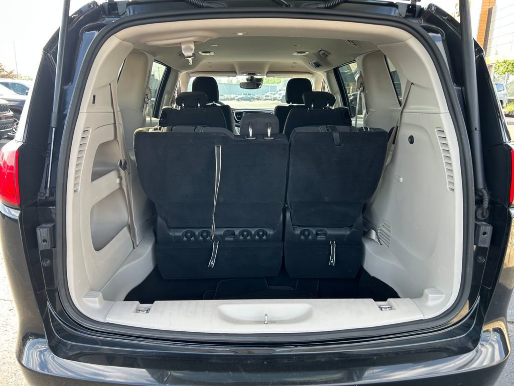 Used 2023 Chrysler Voyager LX FWD image 27