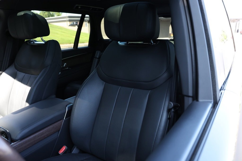 Used 2023 Land Rover Range Rover Long Wheelbase Autobiography image 4