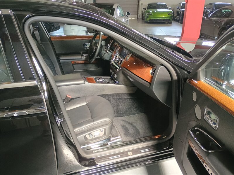 Used 2010 Rolls-Royce Ghost RWD image 31