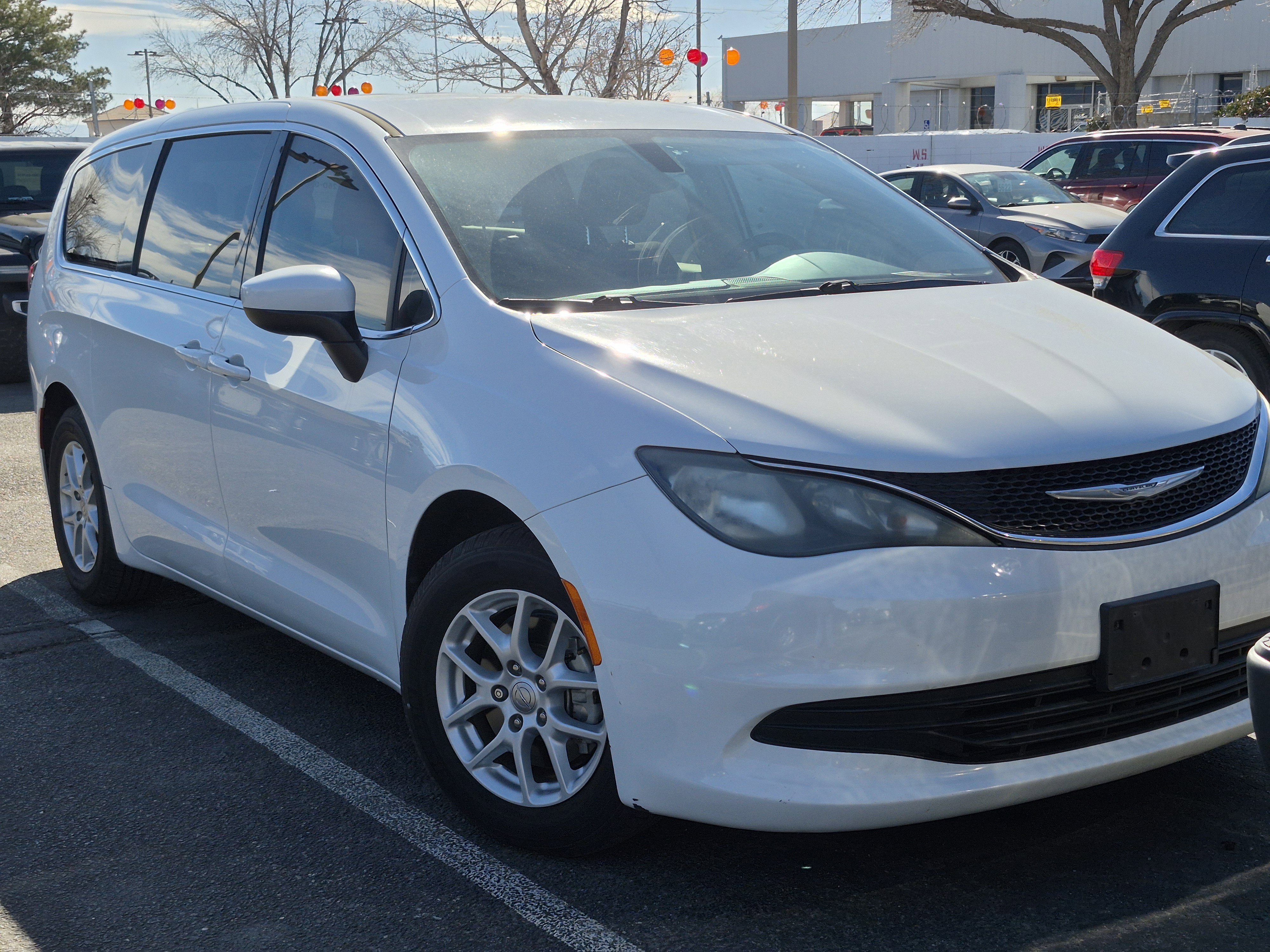 Used 2017 Chrysler Pacifica LX image 2