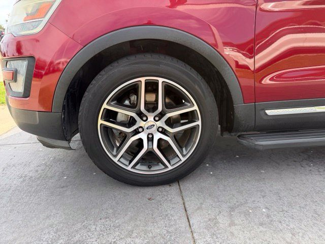 Used 2017 Ford Explorer XLT w/ Equipment Group 202A FWD image 4