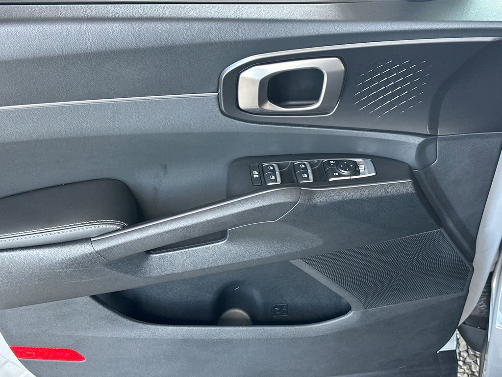 Used 2025 Kia Sorento S image 3