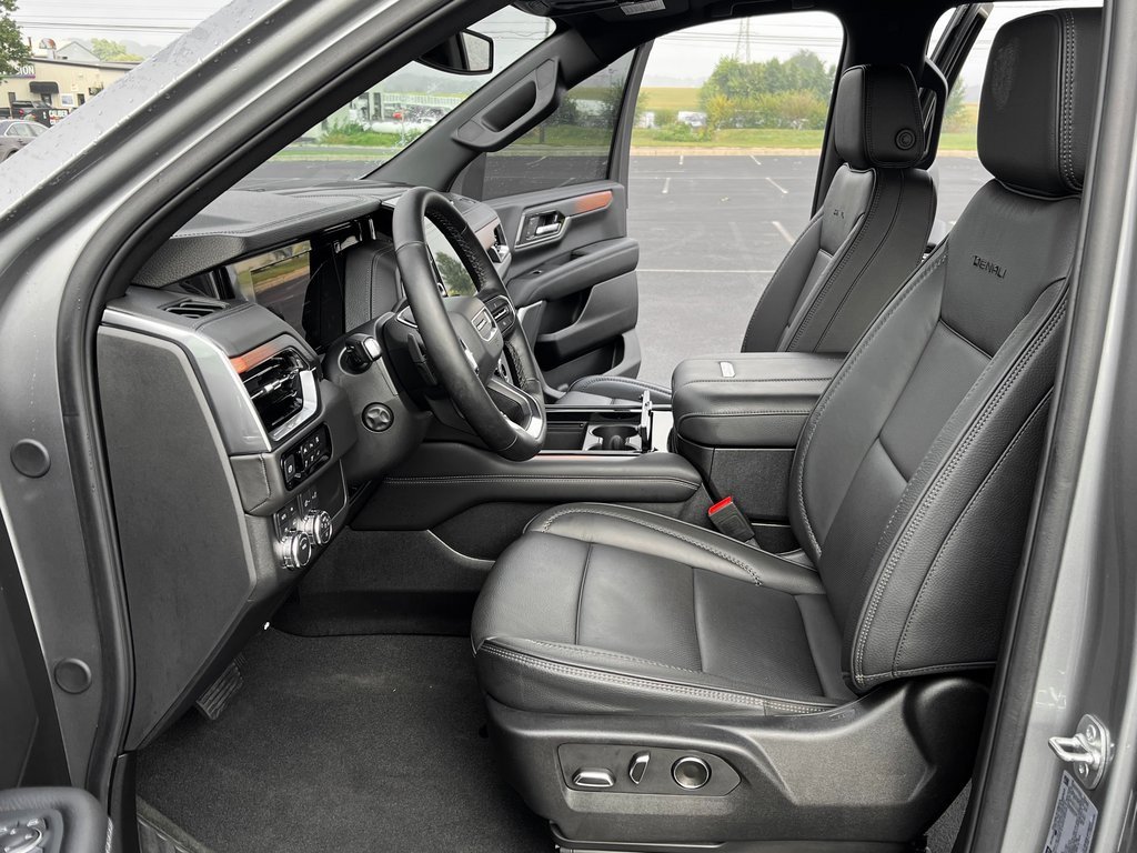 Used 2025 GMC Yukon Denali image 3