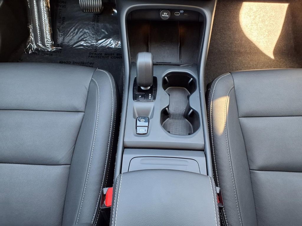 Certified 2025 Volvo XC40 B5 Core AWD/4WD image 18