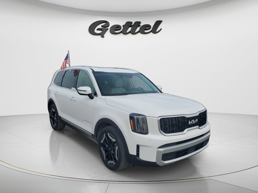 Used 2025 Kia Telluride EX w/ EX Captain's Chair Package AWD/4WD image 3